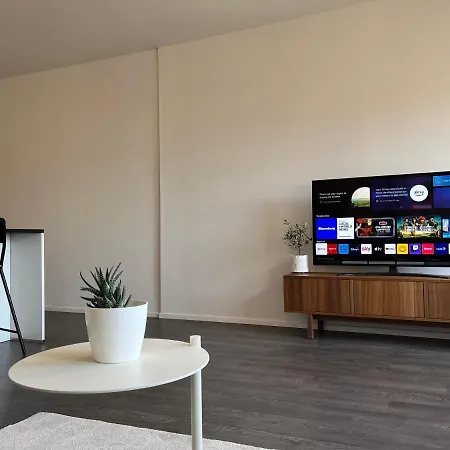The Lakehouse Retreat - Central Apartment